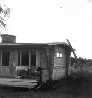 Ein Sommerhaus auf einer Insel in dem Fluss Oulu-Joki in Finnland. Foto: Erwin Thomasius. 1967.