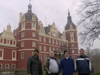 Farbfoto: Vier Berliner vor dem Neuen Schloss im von Fürst Pückler angelegten Park in Bad Muskau im November des Jahres 2011. Fotograf: Ralph Ivert.