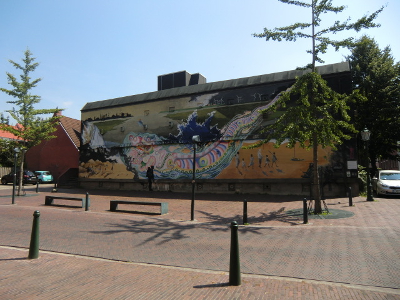 Farbfoto: Das Gemälde KAMPF UMS WASSER von den Künstlern Alberto Carmona, Hebert Müller und Bernd Meyse an dem Bunker in der Kirchstraße Ecke Pelzerstraße in Emden im Juli des Jahres 2014. Fotografin: I.O.