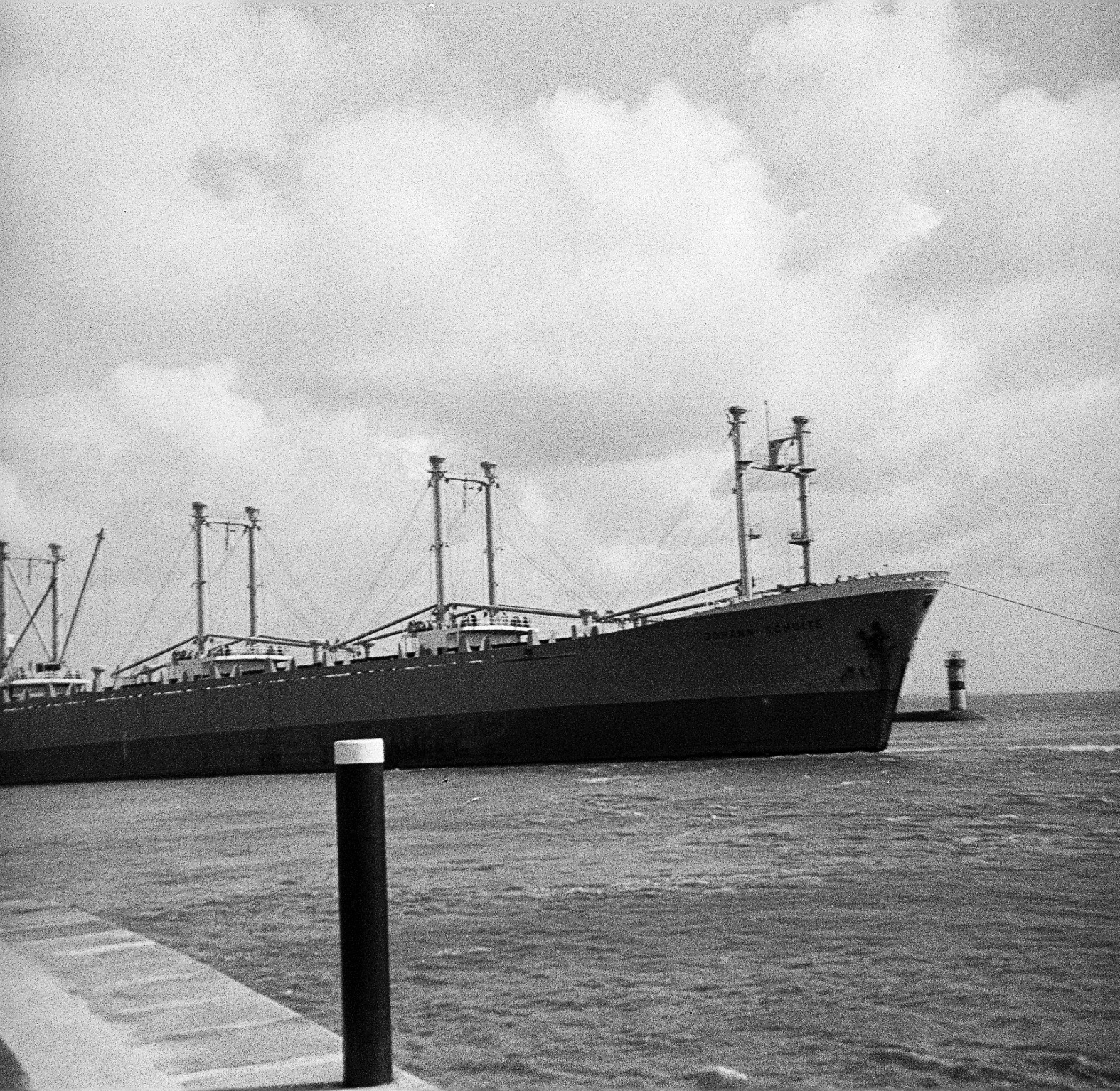 Foto von dem aus dem Hafen Emden in Richtung USA auslaufenden Schiff JOHANN SCHULTE. 1967