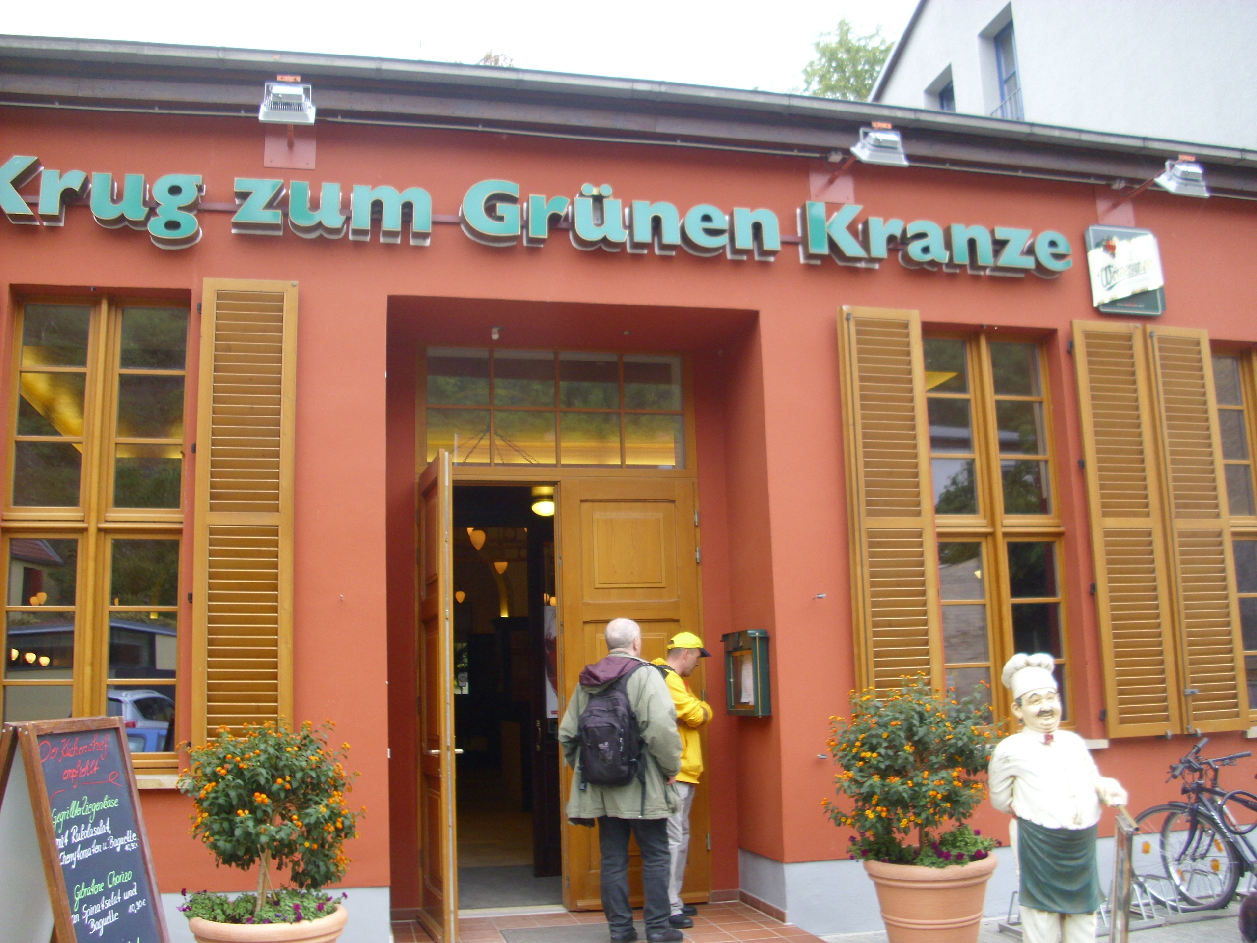 Farbfoto: Erwin Thomasius und Ralph Ivert vor dem Wirtshaus “Krug zum Grünen Kranze” am Ufer der Saale vor Halle am 31. August im Jahre 2012. Fotgraf: Bernd Paepcke.