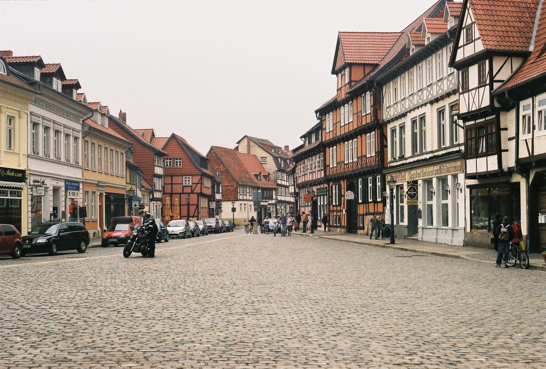 Farbphoto: Kopfsteinpflaster in Quedlinburg. Mai 2009.