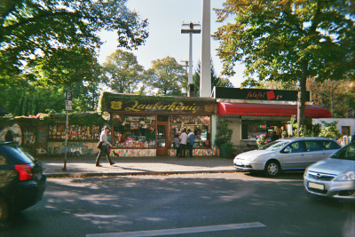 Farbfoto: Blick von der Thomasstrasse aus auf die Hermannstraße und auf drei Masten der Anflugbefeuerung für den Flughafen Tempelhof. Im Bezirk Neukölln in Berlin im Oktober des Jahres 2014. Foto: Erwin Thomasius.