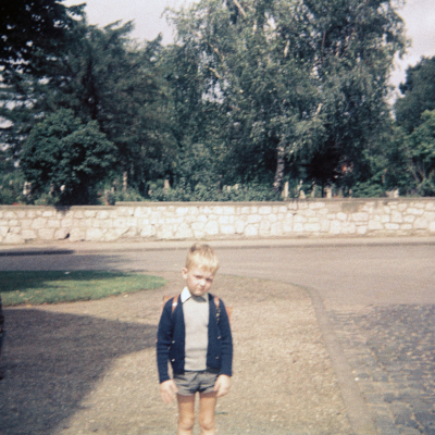 Ein Junge am Tage seiner Einschulung in die Erste Klasse an der Hohnsenschule in Hildesheim. In der Sprengerstraße/ Ecke Struckmannstraße in Hildesheim im Jahre 1967. Farbfoto.