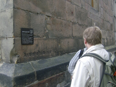 Das Hildesheimer Garnmaß am Hildesheimer Rathaus im Juni 2011. Fotograf: Ralp Ivert.