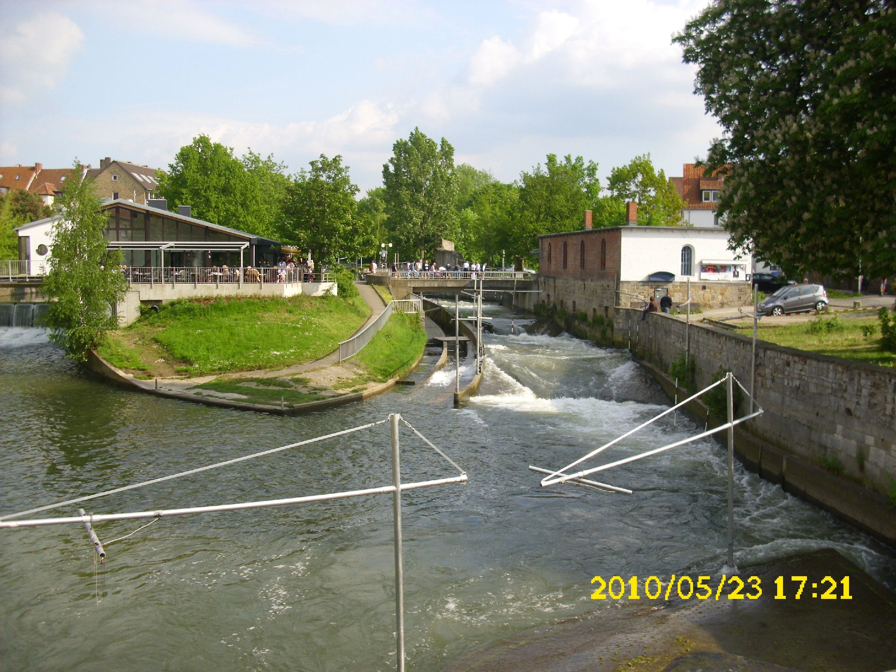 Farbfoto: Die Bischofsmühle in Hildesheim am Pfingstsonntag im Jahre 2010. Fotograf: Kim Hartley.