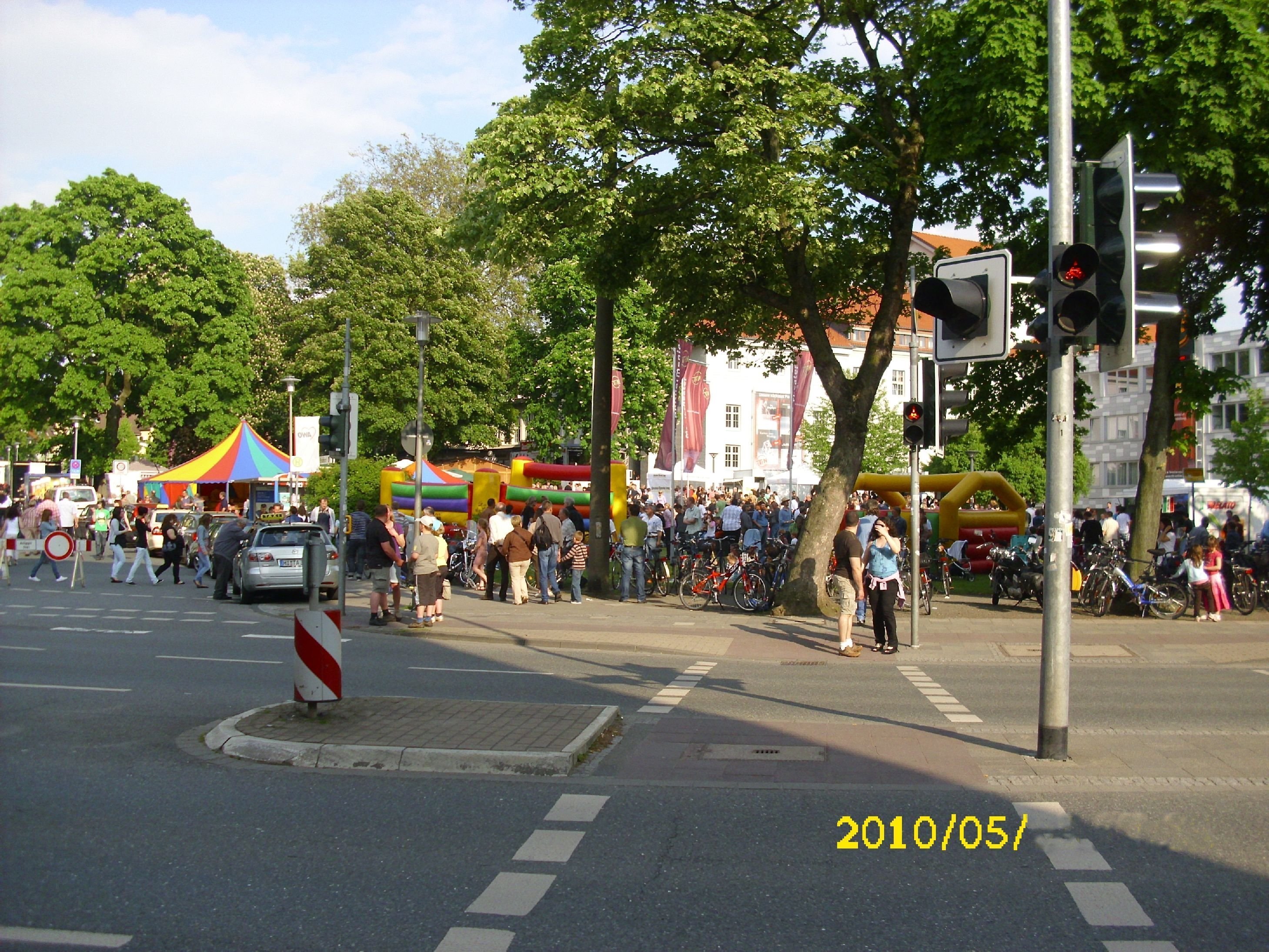 Farbfoto von dem Jazzfestival in Hildesheim vor dem Hildesheimer Stadttheater. Pfingsten 2010. Fotograf: Kim Hartley.