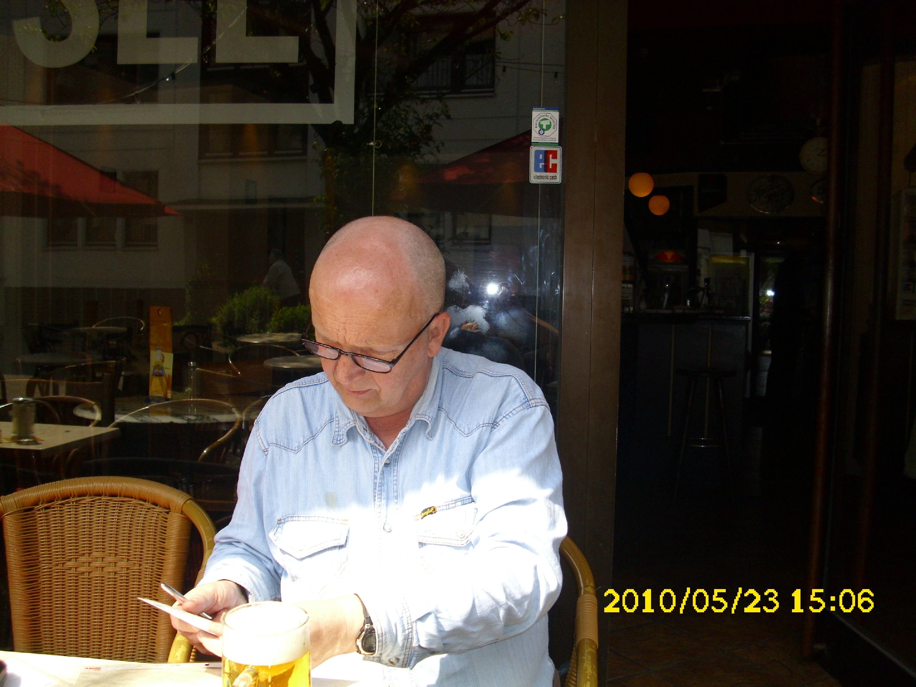 Farbfoto: Blick auf das Cafe Übersee in der Wallstraße/Ecke Almsstraße in Hildesheim am Pfingstsonntag 2010. Fotograf: Kim Hartley.