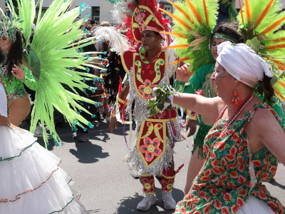 Farbfoto von Samba auf dem Umzug vom Karneval der Kulturen auf der Straße Hasenheide in Berlin am 28. Mai 2023. Fotograf: Erwin Thomasius.