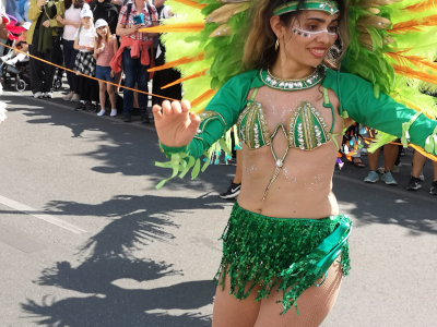 Farbfoto von Samba auf dem Umzug vom Karneval der Kulturen auf der Straße Hasenheide in Berlin am 28. Mai 2023. Fotograf: Erwin Thomasius.