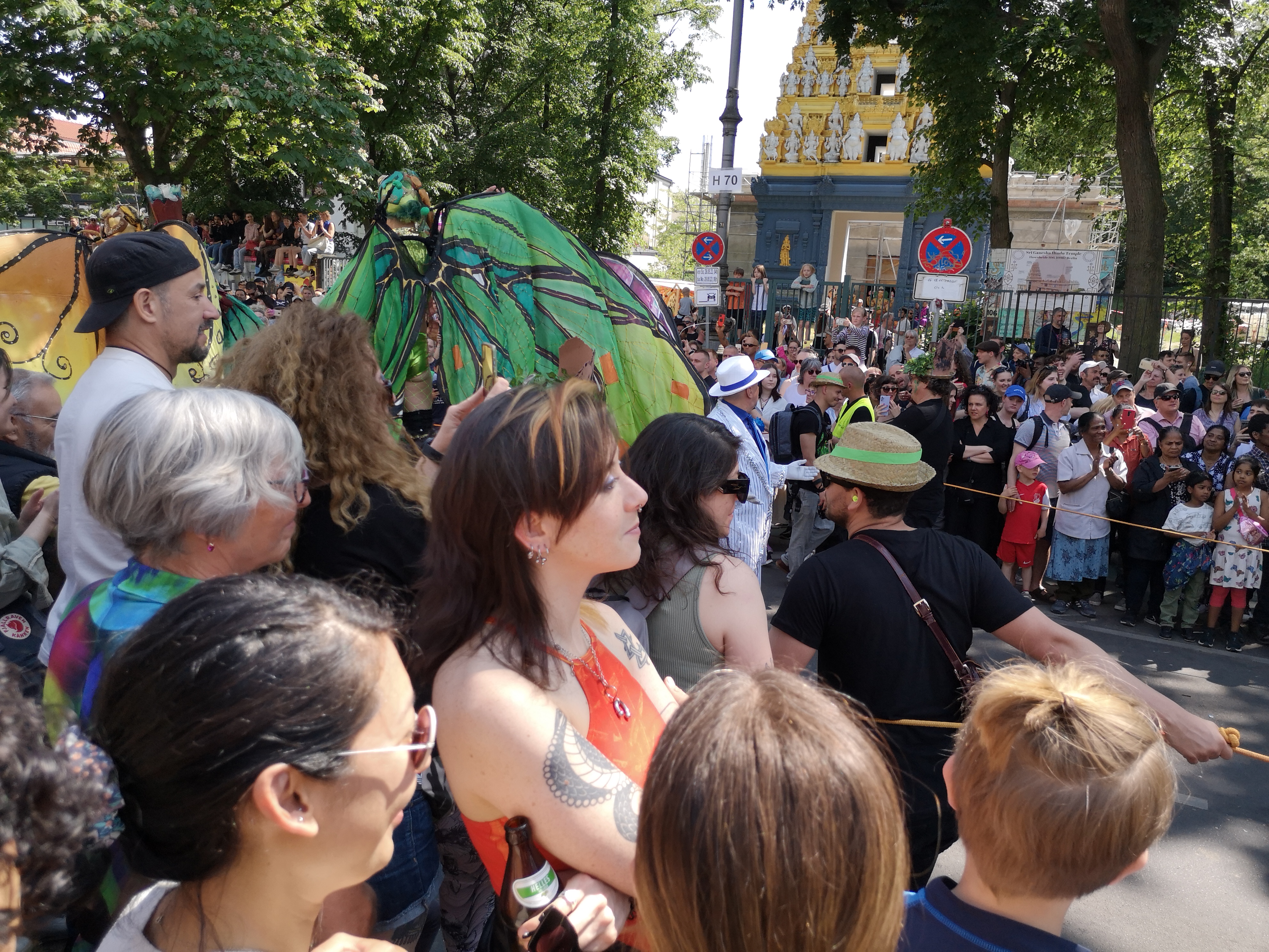 Foto von Stelzenläufern beim Umzug vom Karneval der Kulturen am 28. Mai 2023 in Kreuzberg in Berlin (Germany). Fotograf: Erwin Thomasius.