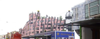 Farbfoto: Blick auf das als Grüne Zitadelle bezeichnete Hundertwasserhaus in Magdeburg. Am Pfingstsonntag des Jahres 2010. Fotograf: Kim Hartley.