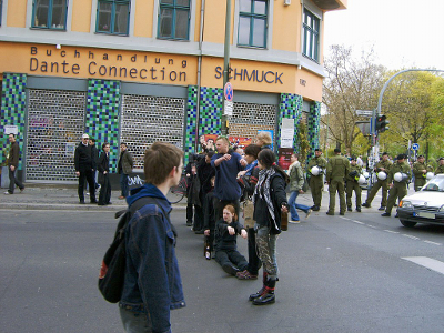 Farbfoto von der Oranienstraße am Ersten Mai im Jahre 2006 im Bezirk Kreuzberg in Berlin. Fotograf: Kim Hartley.