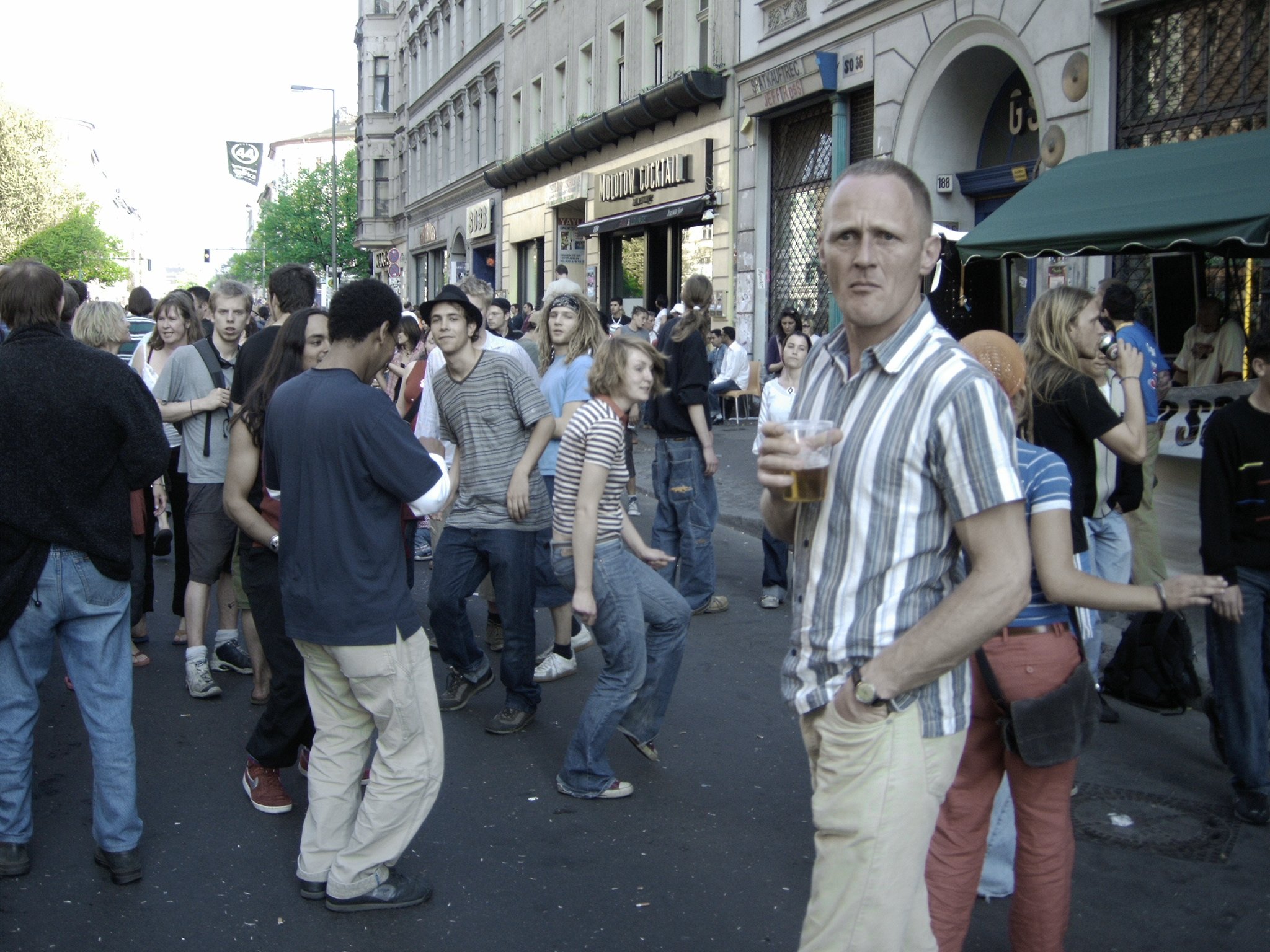 Photo von tanzenden Menschen am ersten Mai 2005 in der Oranienstrasse in Kreuzberg vor dem SO36. Photo: Kim Hartley.