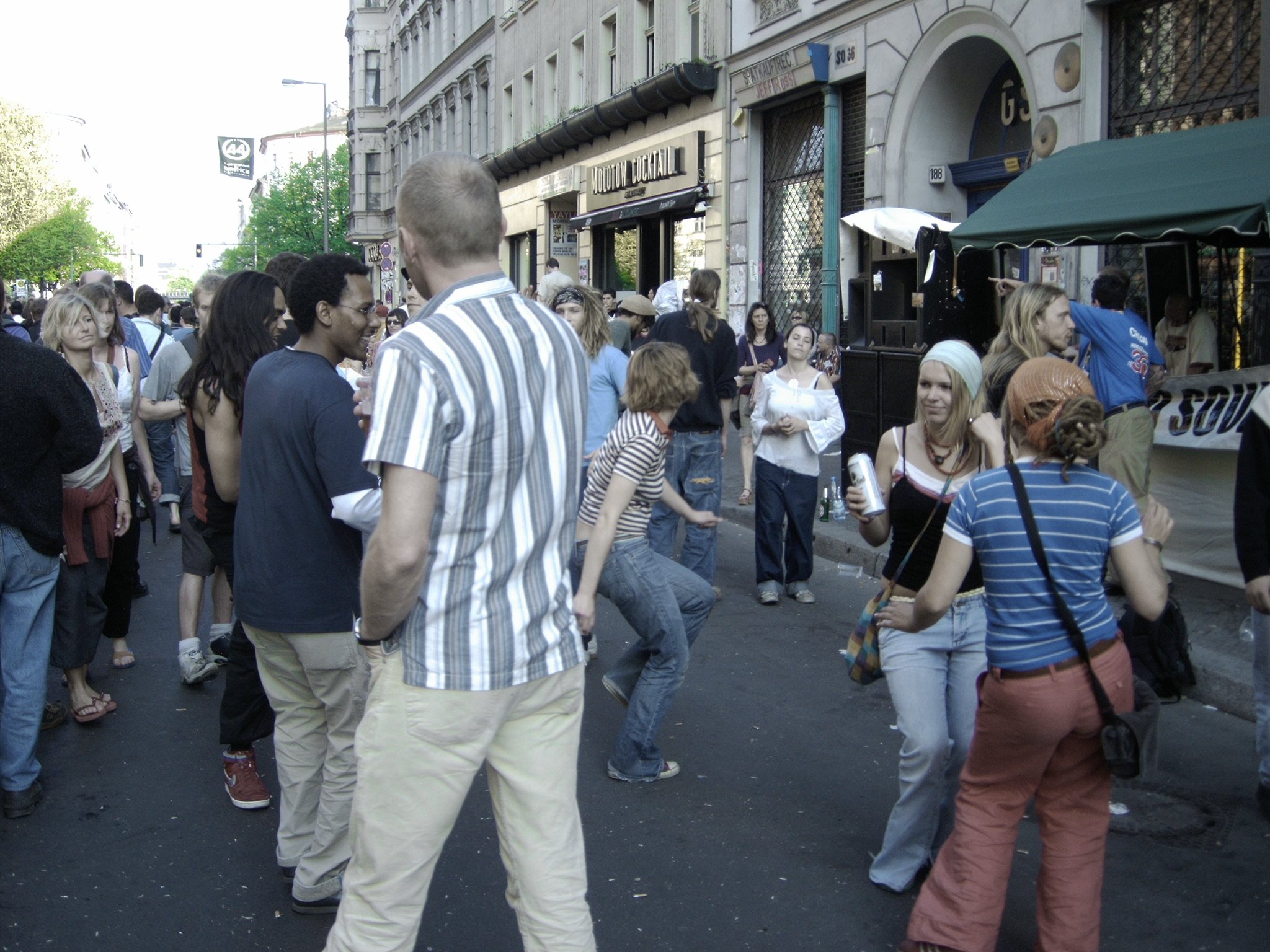 Photo von tanzenden Menschen am ersten Mai 2005 in der Oranienstrasse in Kreuzberg vor der Discothek SO36. Photo: Kim Hartley.