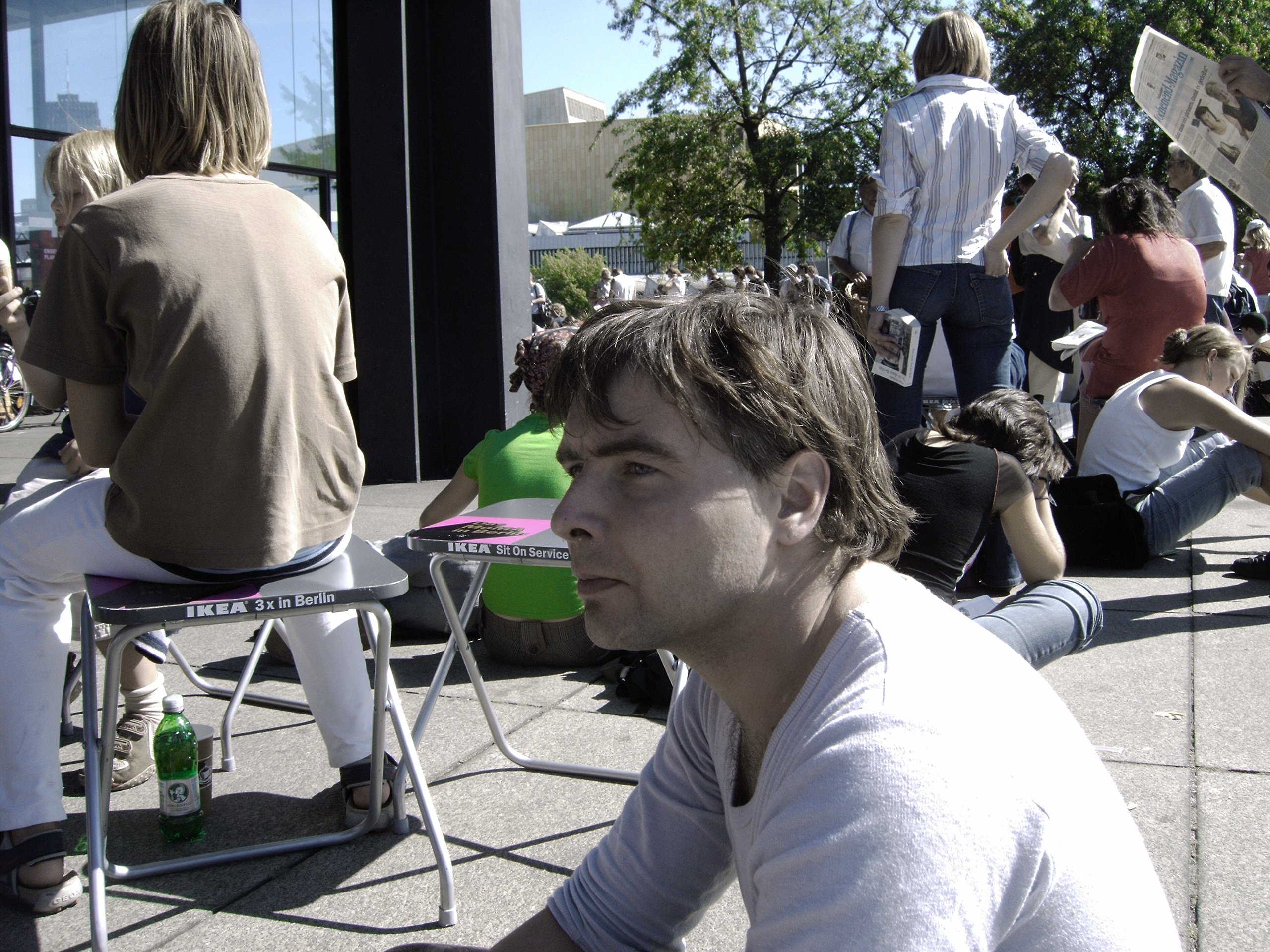 Kim Hartley in der Schlange vor der Kunstausstellung MoMA in Berlin im September 2004. Photo: Kim Hartley.