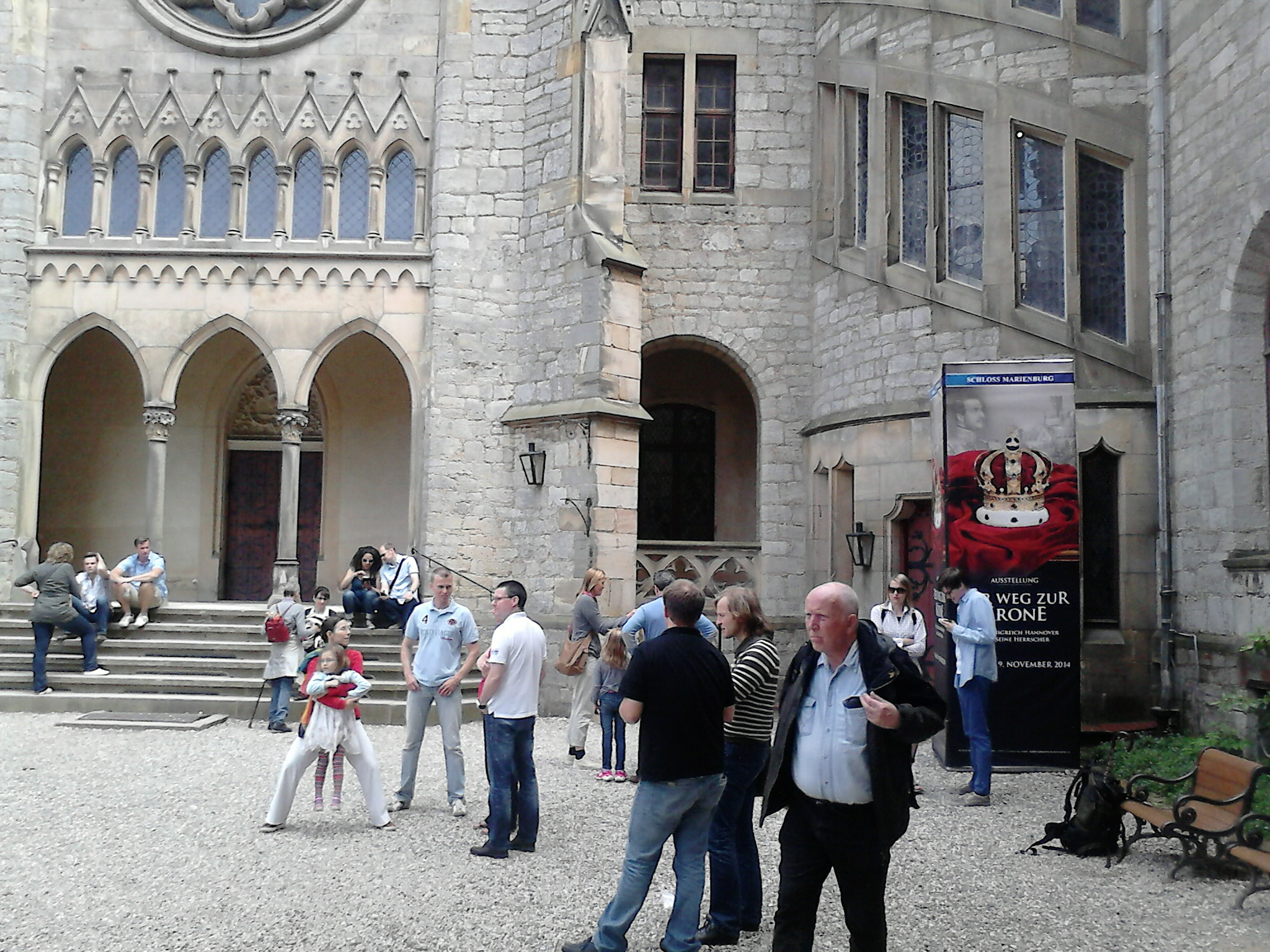 Farbfoto: Im Schlossinnnhof von dem Schloss Marienburg bei Nordstemmen im Jahre 2014. Fotograf: Ralph Ivert.