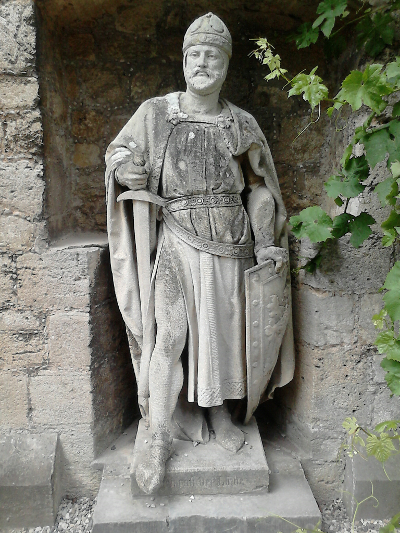 Farbfoto: Das Heinrich der Löwe darstellende Standbild auf der Marienburg bei Nordstemmen am Sonntag, dem 15. Juni im Jahre 2014. Fotograf: R.I.