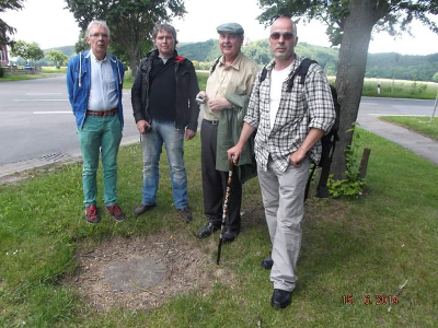 Farbfoto: Vier Berliner wandern vom Bahnhof Nordstemmen zum Schloss Marienburg auf dem Marienberg. Am Sonntag, dem 15. Juni im Jahre 2014. Fotograf: R.I.