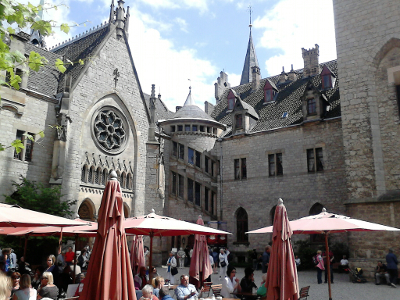 Farbfoto: Im Schlosshof in der Marienburg auf dem Marienberg bei Nordstemmen im Jahre 2014. Fotograf: Ralph Ivert.