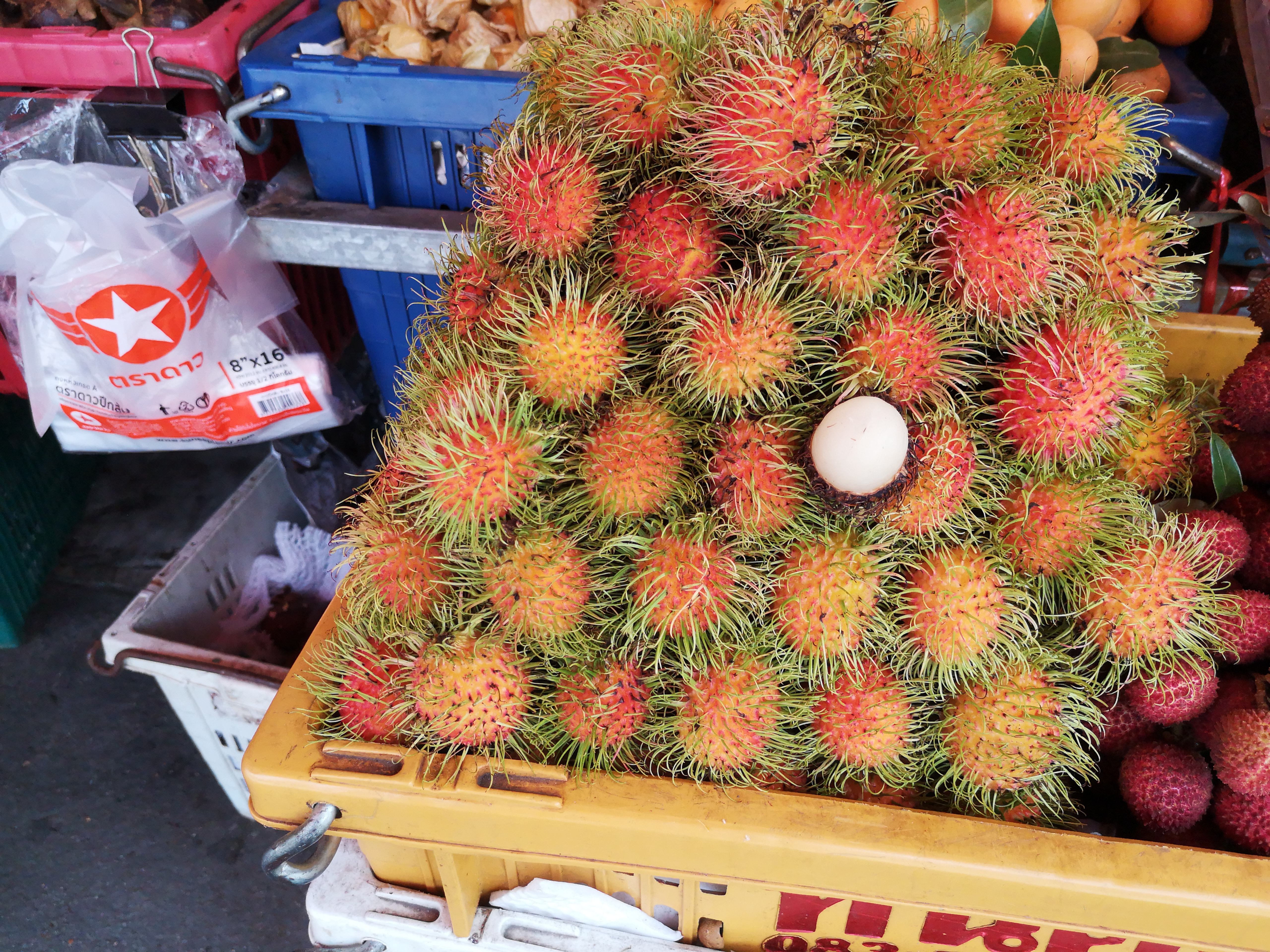 Farbfoto von Rambutan auf einem Markt in Thailand, in Pattaya. Im April des Jahres 2025. Fotograf: Erwin Thomasius.