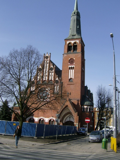 Farbfoto: Die im neogotischen Jugendstil erbaute St. Adalbertkirche, Sw. Wojciecha-Kirche, früher Bugenhagenkirche, im März des Jahres 2012 in Stettin in Polen. Fotograf: R.I.