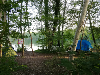 Ralf Splettstößer Melly und Speedy auf ihrer Fahrradexpedition nach Wien. Am Tonsee bei Königs Wusterhausen. Im Juni des Jahres 2021.