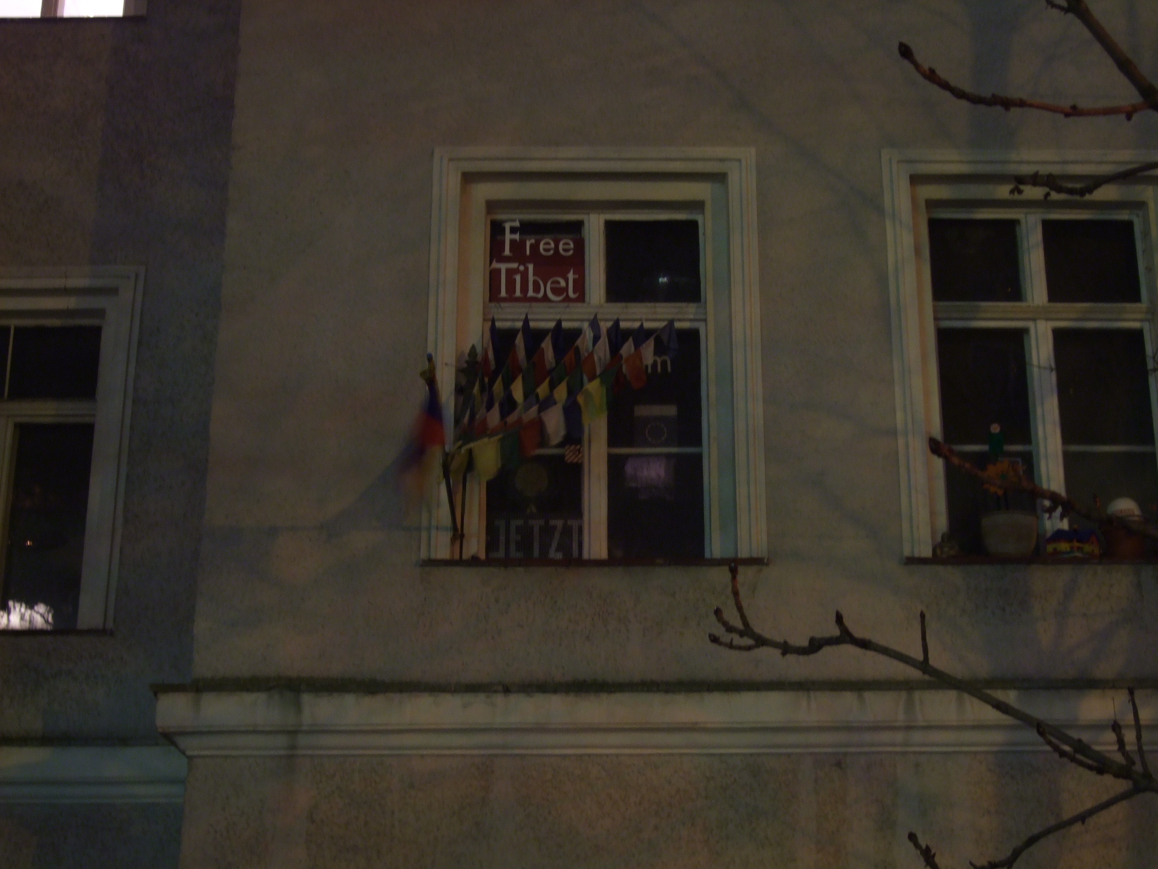 Farbphoto von der Forderung Free Tibet JETZT in einem Fenster in dem Berliner Kulturzentrum RAW in der Revaler Straße in Friedrichshain in einer Novembernacht im Jahr 2007. Photo: Kim Hartley.