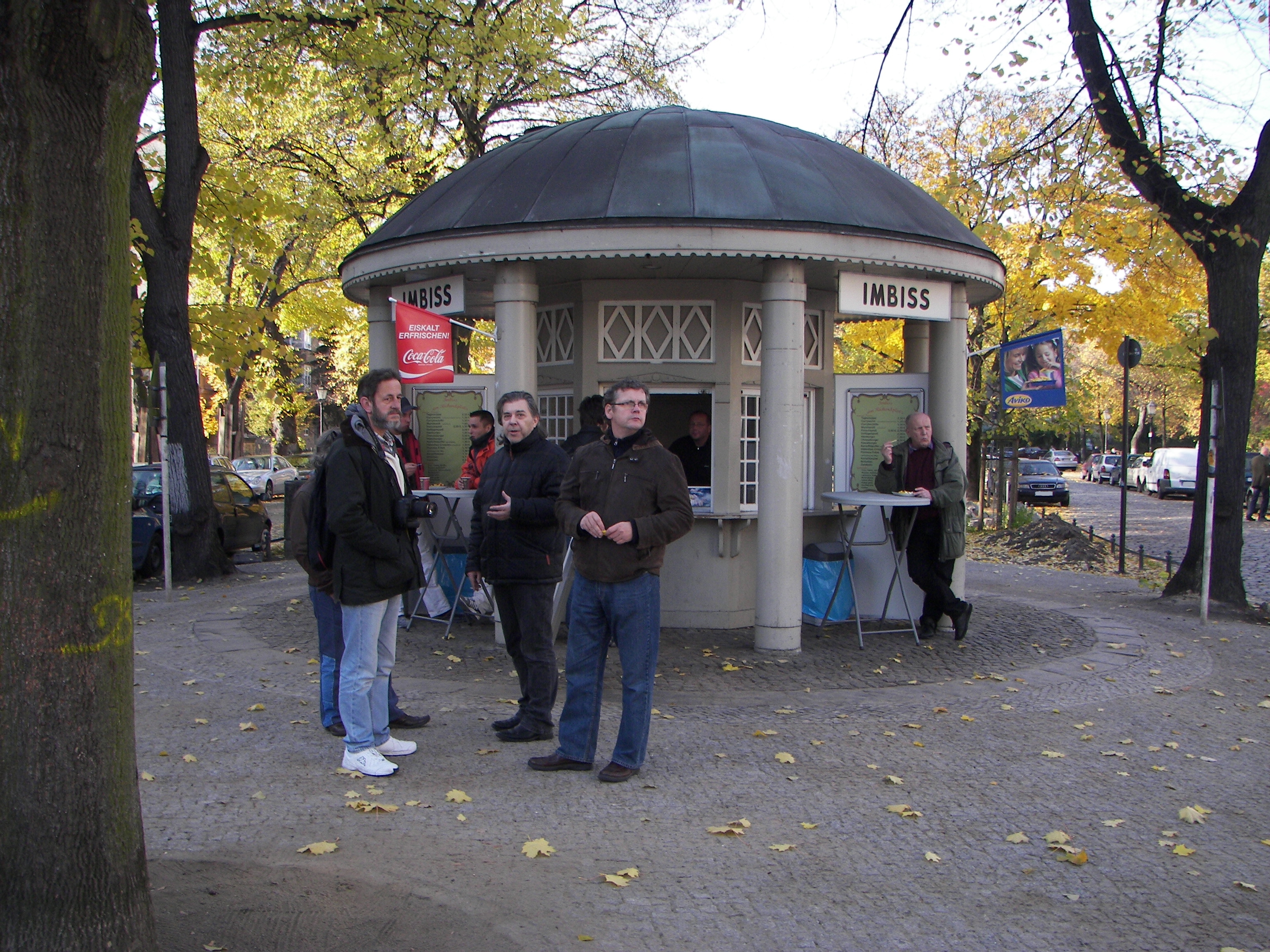 Farbfoto: Der Imbiss auf dem Richardplatz in Berlin im Bezirk Neukölln im Stadtteil Neukölln im Oktober des Jahres 2010.