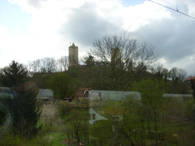 Farbfoto: Blick vom fahrenden Eisenbahnzug aus auf die Burgruine Burg Saaleck in Sachsen-Anhalt am Sonntag, dem 22. April im Jahre 2012. Fotograf: Bernd Paepcke.