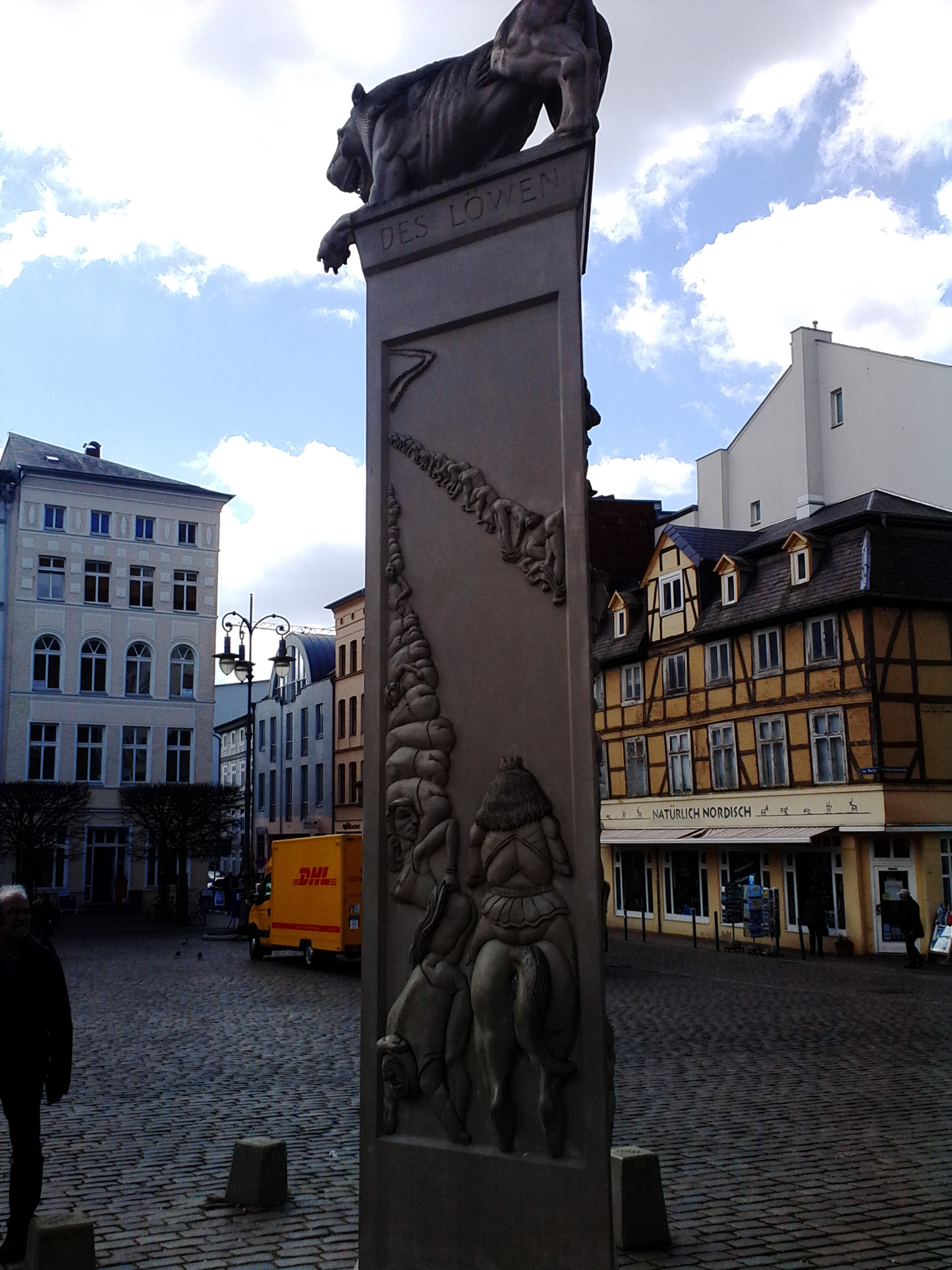 Farbfoto: Das Kunstwerk Die Bardowicker Gesäßhuldigung des Künstlers Peter Lenk auf dem Marktplatz Altstädtischer Markt in Schwerin am Donnerstag, dem 16. April im Jahre 2015. Fotograf: R.I.