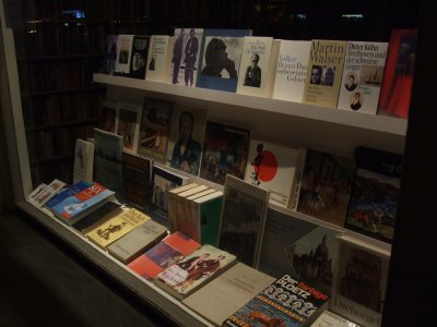 Farbphoto vom Blick in das Fachbuch-Antiquariat in der Simon-Dach-Straße in Friedrichshain in einer Nacht im November 2007. Photo: Kim Hartley.