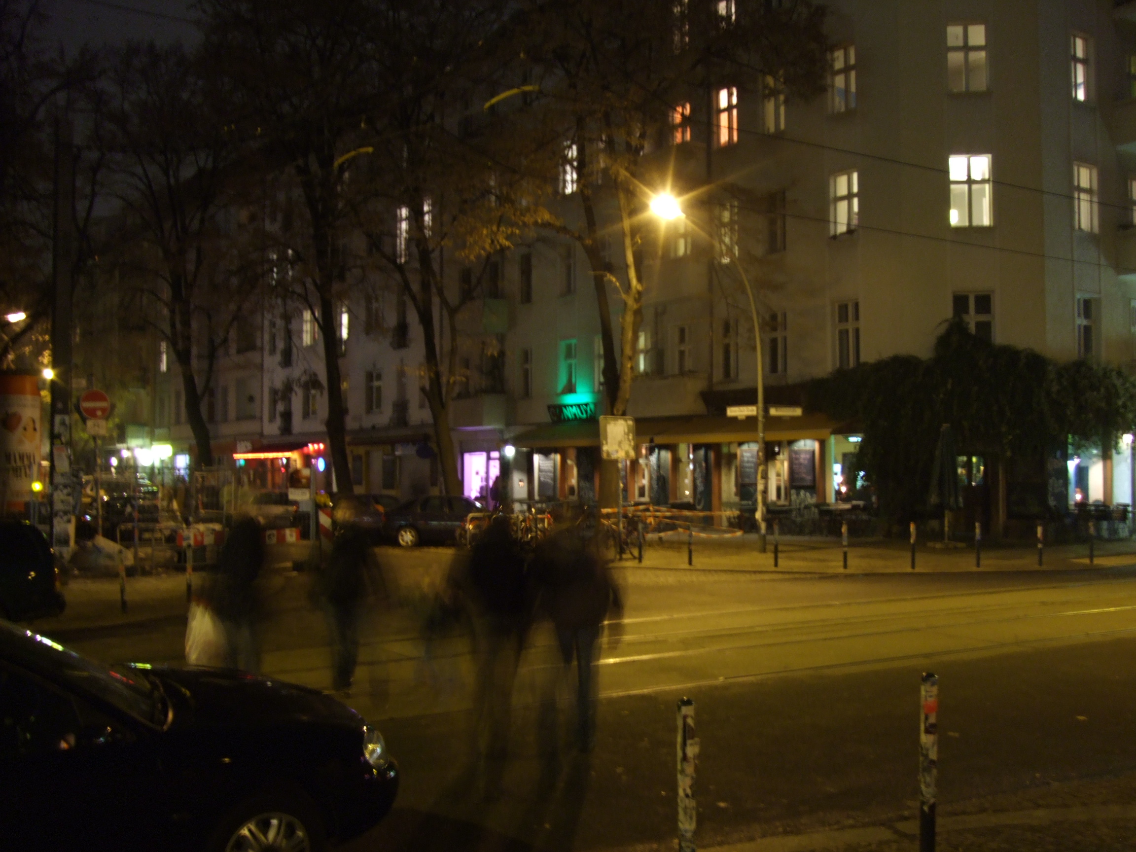 Farbphoto von einer Kreuzung in der Simon-Dach-Straße in Friedrichshain in Berlin im November 2007. Photo: Kim Hartley.