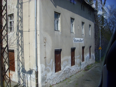 Farbfoto: Blick auf ein Gebäude des Bahnhofs Stumsdorf am Sonntag, dem 22. April im Jahre 2012. Fotograf: Bernd Paepcke.