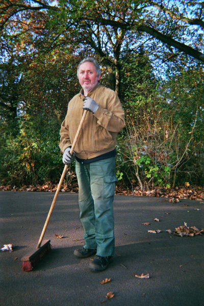 Farbfoto: Mein Kollege Bernd Partenheimer im Oktober des Jahres 2014 im Park Thomashöhe im Bezirk Neukölln in Berlin. Foto: Erwin Thomasius.