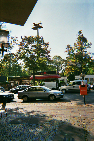 Farbfoto: Blick von der Thomasstrasse aus auf die Hermannstraße und auf zwei Masten der Anflugbefeuerung für den Flughafen Tempelhof. Im Bezirk Neukölln in Berlin im Oktober des Jahres 2014. Foto: Erwin Thomasius.