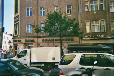 Farbfoto: Das Musikfachgeschäft MUSIK BADING in der Thomasstraße. Im Bezirk Neukölln in Berlin im Oktober des Jares 2014. Foto: Erwin Thomasius.