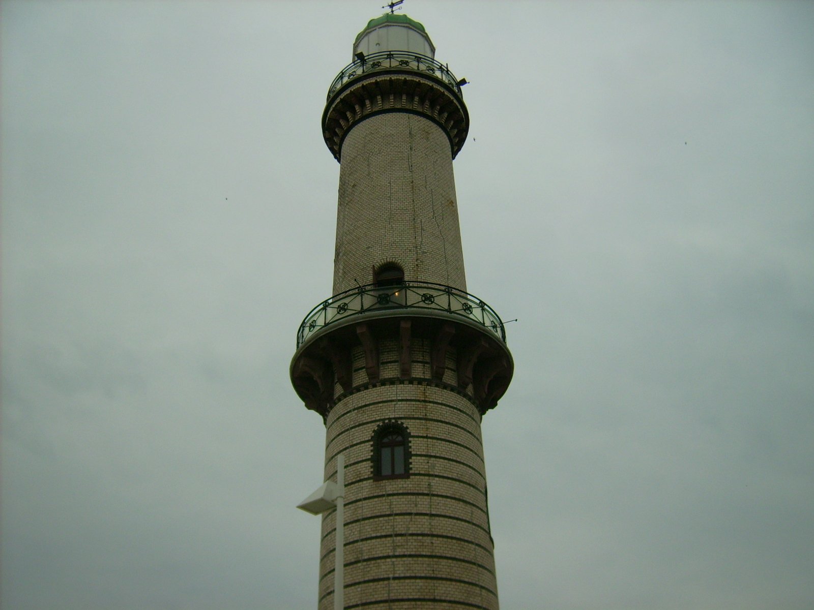 Farbphoto: Blick auf den Leuchtturm in Warnemünde. Im Juni 2009. Photograph: Bernd Paepcke.