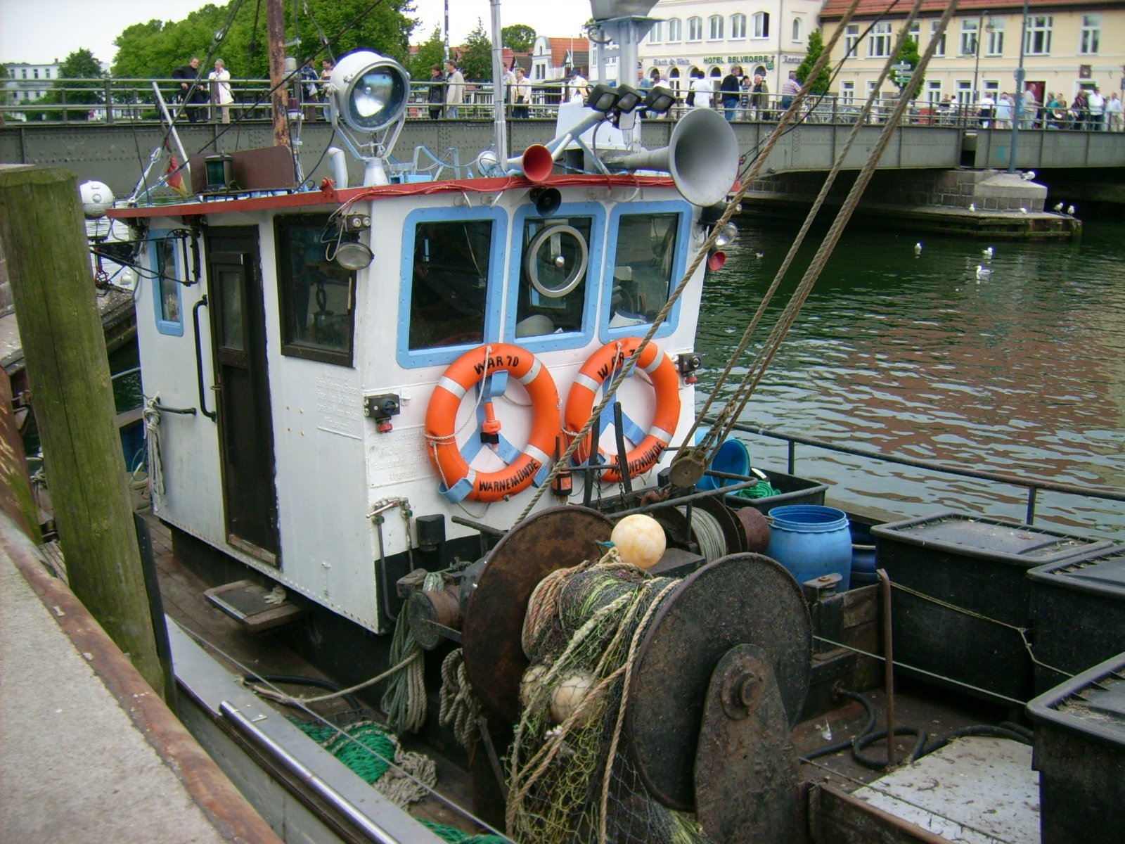 Farbphoto: Ein Fischkutter im Fischhafen in Warnemünde im Juni 2009. Photograph: Bernd Paepcke.