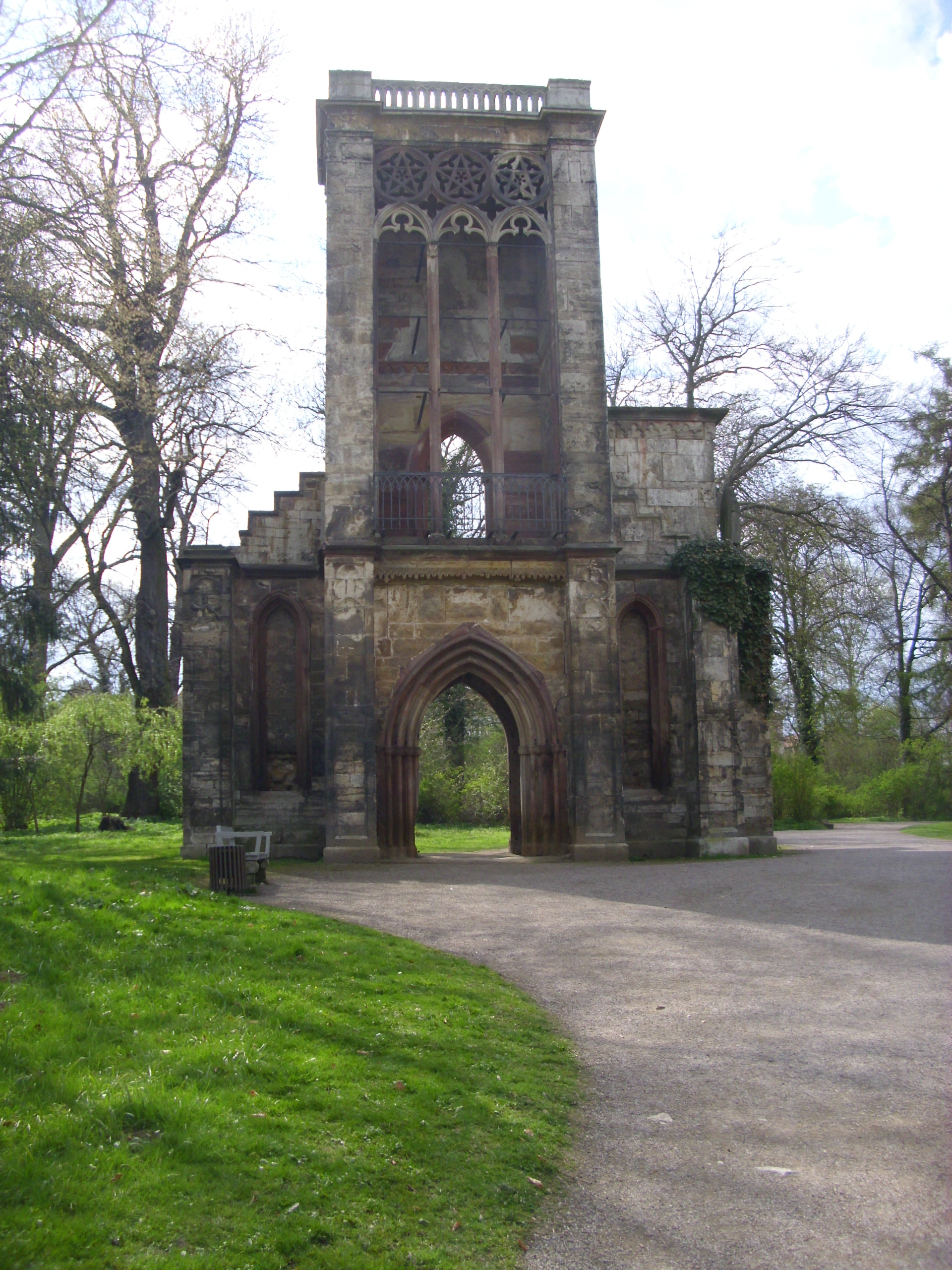 Farbfoto: Die echte Ruine des Tempelherrenhauses mit einem uralten Efeu und mit dem Torso einer Tempelherrenfigur aus Sandstein im Park an der Ilm in Weimar am Sonntag, dem 22. April im Jahre 2012. Fotograf: Bernd Paepcke.