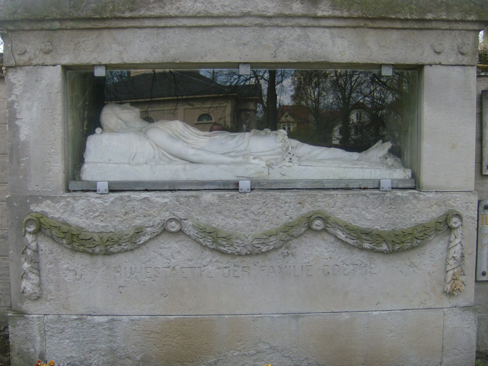 Farbfoto: Steinerne Nachbildung der Alma von Goethe in der Ruhestätte der Familie Goethe auf dem Historischen Friedhof in Weimar im Jahre 2012. Fotograf: Bernd Paepcke.