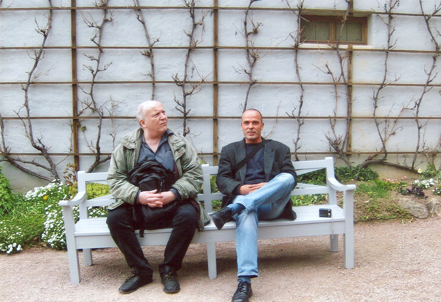 Farbfoto: Ralph Ivert und Erwin Thomasius auf der Bank vor Goethes Gartenhaus in Weimar im April des Jahres 2012. Fotograf: R.I.