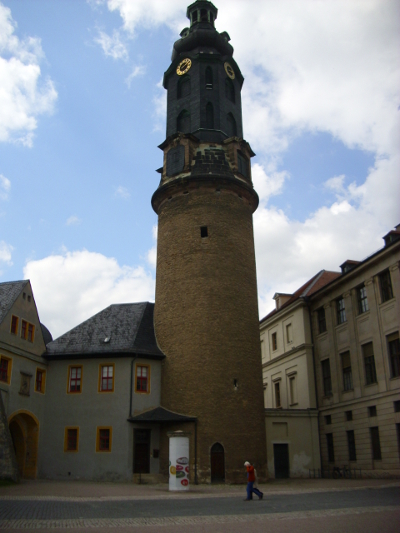 Farbfoto: Der Torbau BASTILLE und der HAUSMANNSTURM und davor eine LITFASSSÄULE und das RESIDENZSCHLOSS ZU WEIMAR in Weimar im Jahre 2012. Fotograf: Bernd Paepcke.