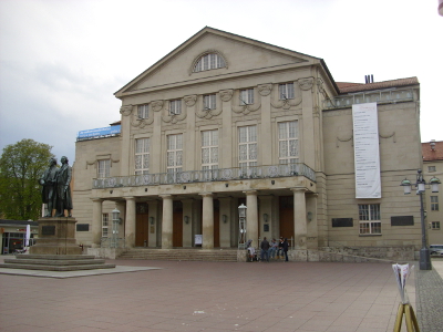 Farbfoto: Das GOETHE- UND SCHILLER-DENKMAL vor dem DEUTSCHEN NATIONALTHEATER in Weimar im Jahre 2012. Fotograf: Bernd Paepcke.