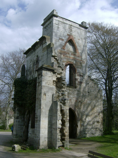 Farbfoto: Die echte Ruine mit uraltem Efeu und mit dem Torso eines Tempelherren im Park an der Ilm in Weimar am Sonntag, dem 22. April im Jahre 2012. Fotograf: Bernd Paepcke.