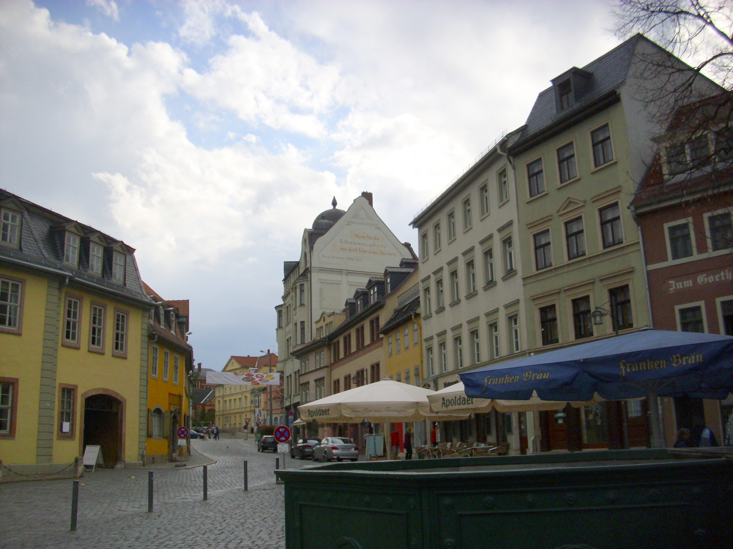 Farbfoto: Johann Wolfgang von Goethes Wohnhaus am Frauenplan Hausnummer 1, der Goethebrunnen und ein Zitat von dem Schriftsteller Jules Renard an einer Hauswand in Weimar im Jahre 2012. Fotograf: Bernd Paepcke.