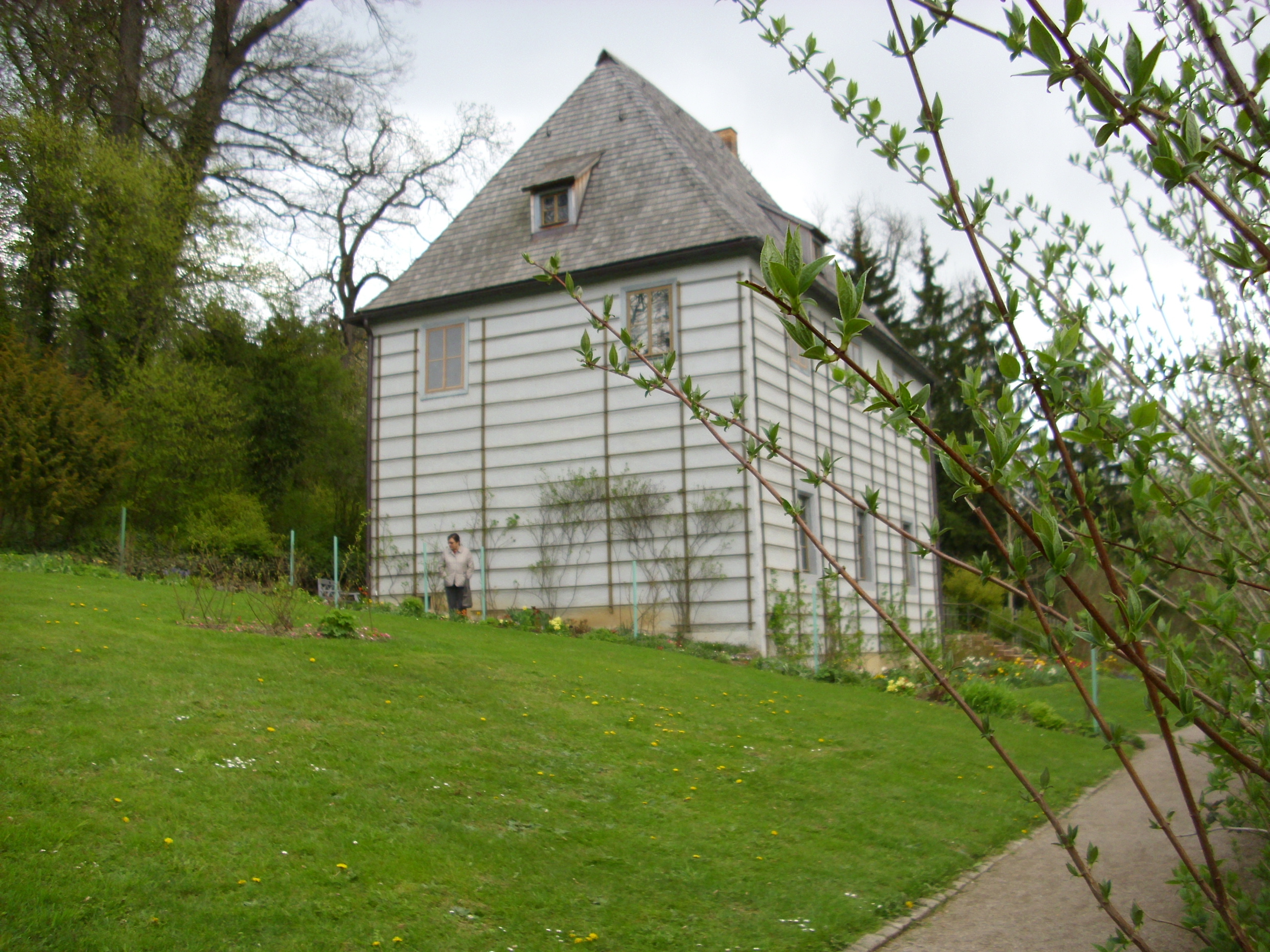 Farbfoto: Goethes Gartenhaus im Park an der Ilm am 22. April im Jahre 2012. Fotograf: Bernd Paepcke.