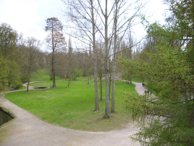 Farbfoto: Die künstlich gefasste Läutraquelle im Park an der Ilm in Weimar im April des Jahres 2012. Fotograf: Bernd Paepcke.