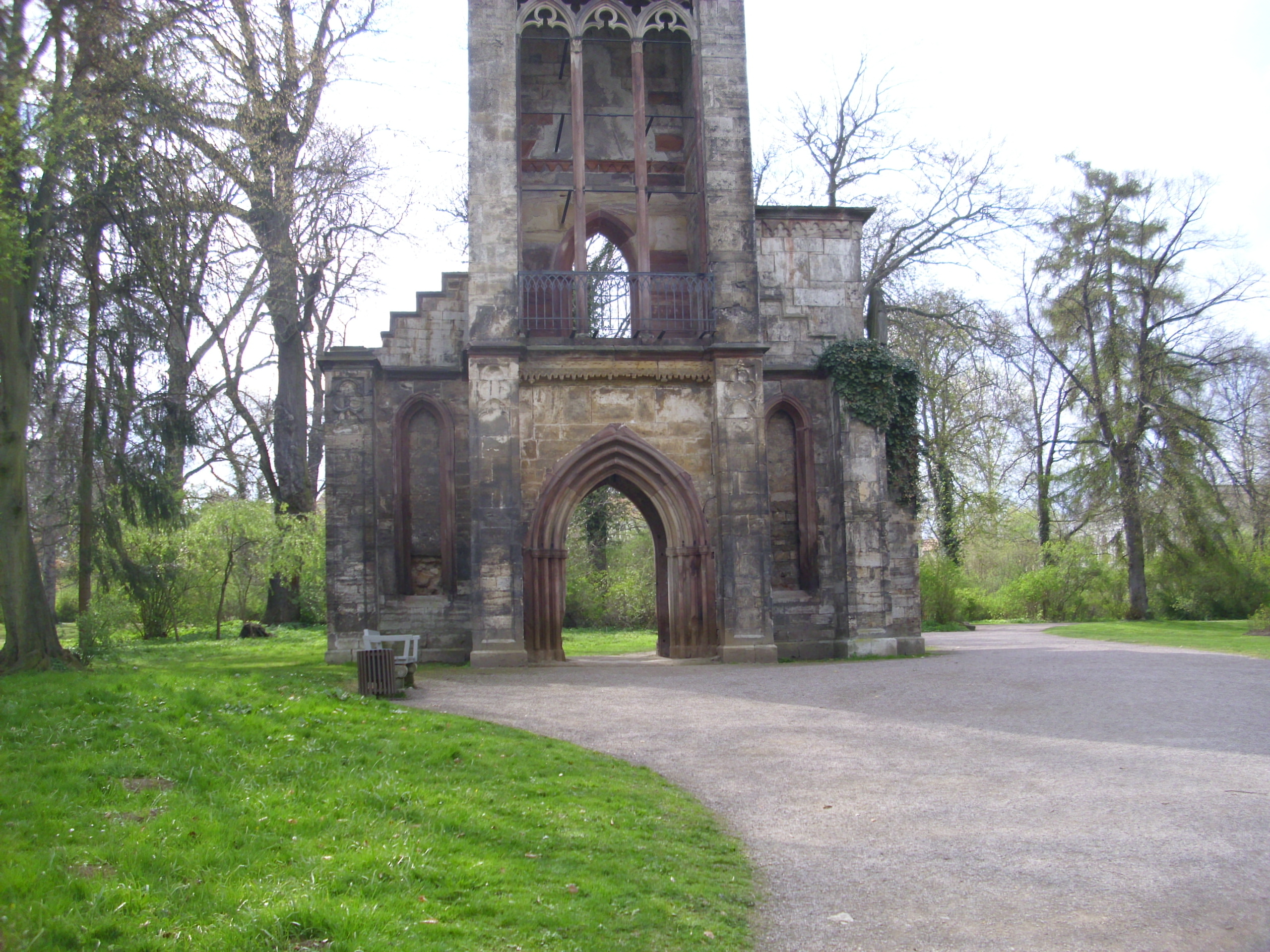 Farbfoto: Die echte Ruine des Tempelherrenhauses mit einem uralten Efeu und mit dem Torso einer Tempelherrenfigur aus Sandstein im Park an der Ilm in Weimar am Sonntag, dem 22. April im Jahre 2012. Fotograf: Bernd Paepcke.