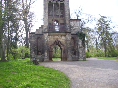 Farbfoto: Die echte Ruine mit uraltem Efeu und mit dem Torso eines Tempelherren im Park an der Ilm in Weimar am Sonntag, dem 22. April im Jahre 2012. Fotograf: Bernd Paepcke.